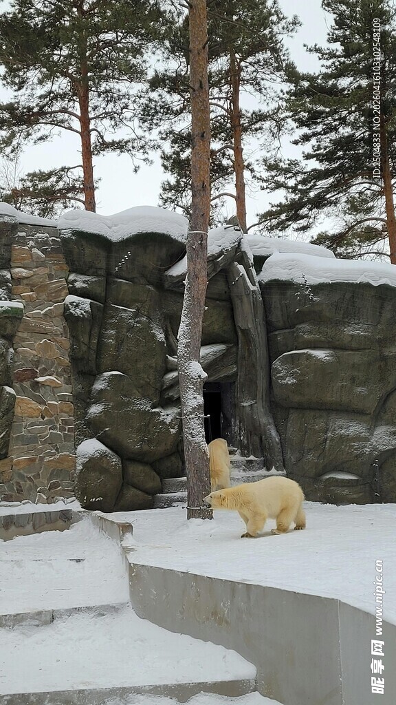 雪地中的北极熊雕塑