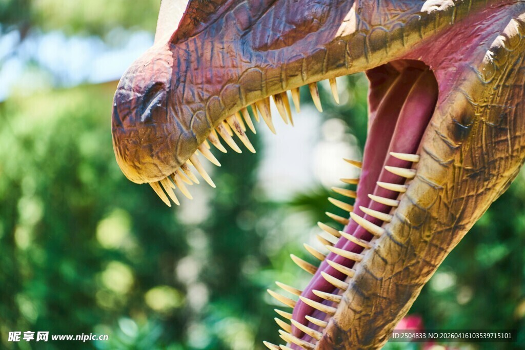 逼真恐龙模型张开大口