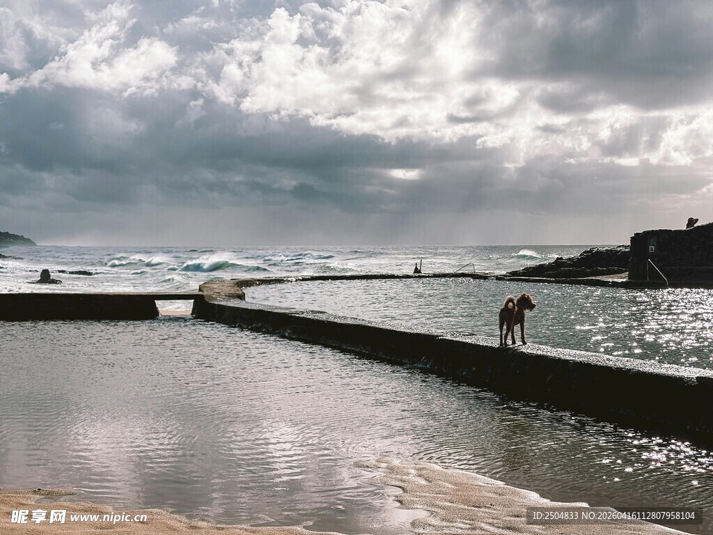 海边乌云下的宁静场景