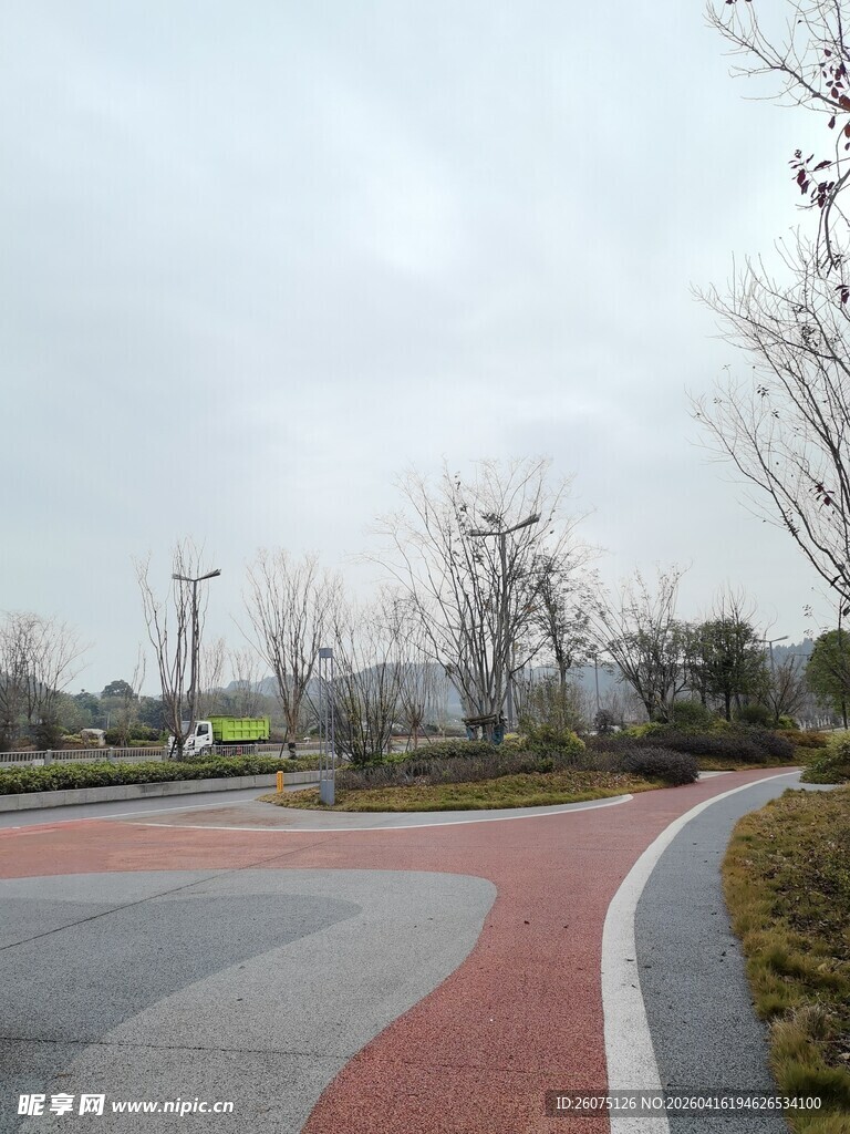 城市公园中的彩色步道
