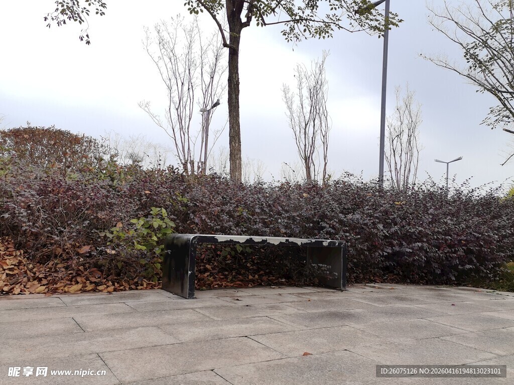 户外休闲长椅绿植环绕