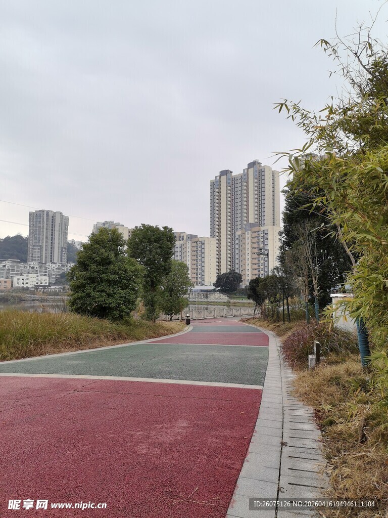 城市中的彩色健身步道