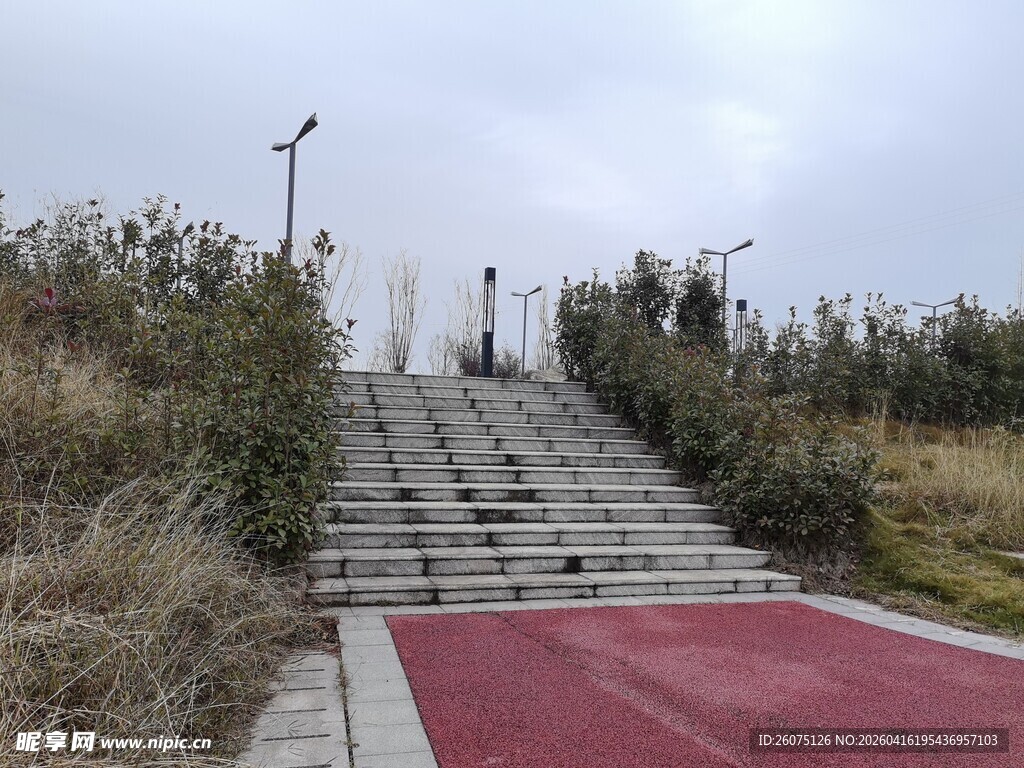 户外台阶旁的红色步道