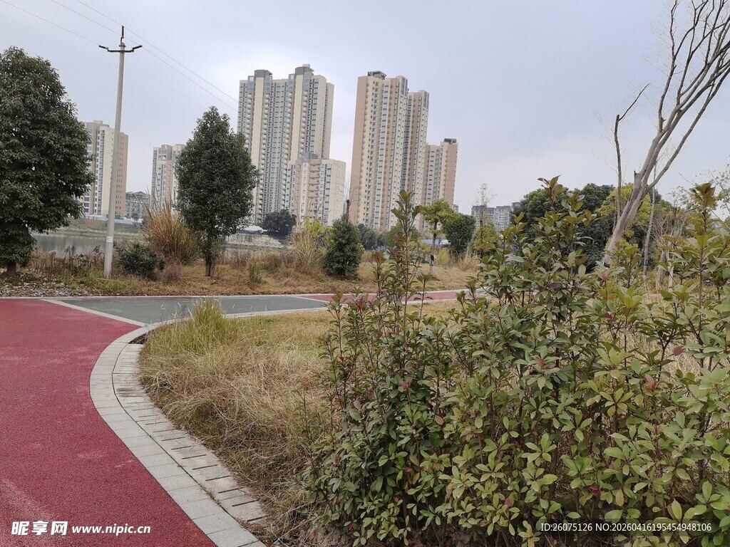 城市公园中的红色步道景观
