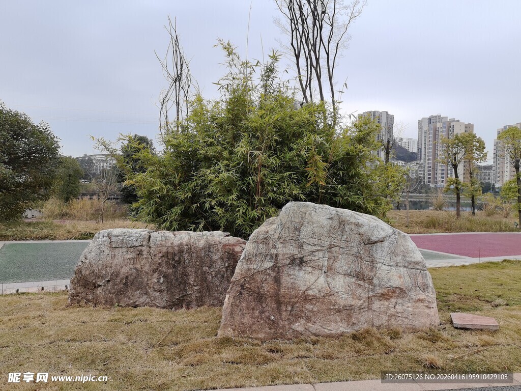 公园中造型独特的景观石