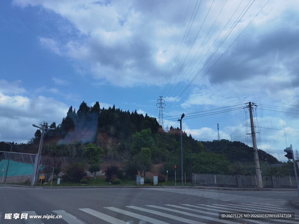 城市路口与远处山峦风景