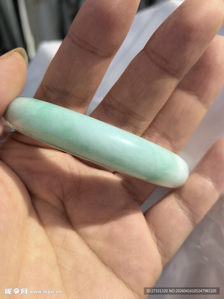 浅绿色玉镯被手托举