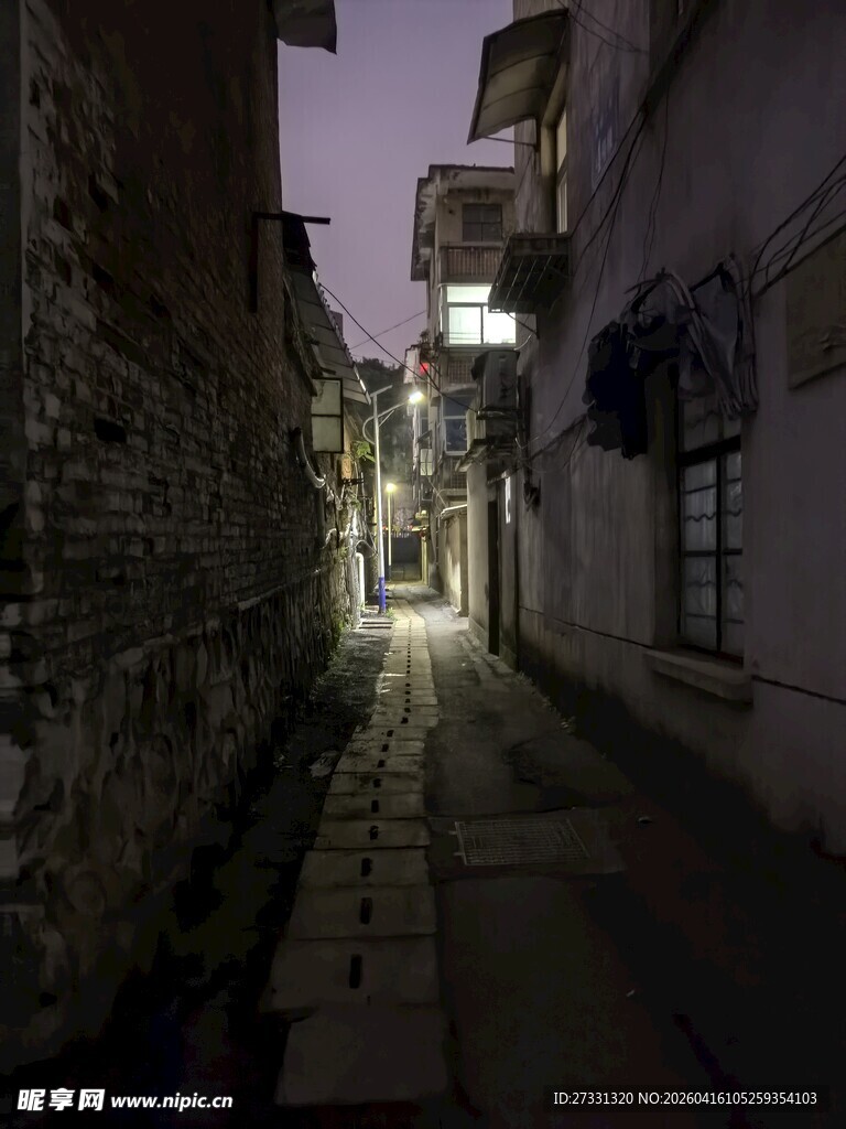 夜幕下的静谧狭窄小巷