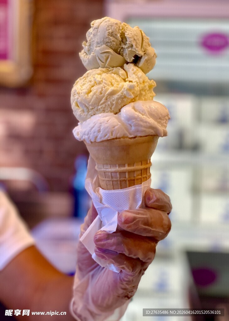 手持美味冰淇淋甜筒
