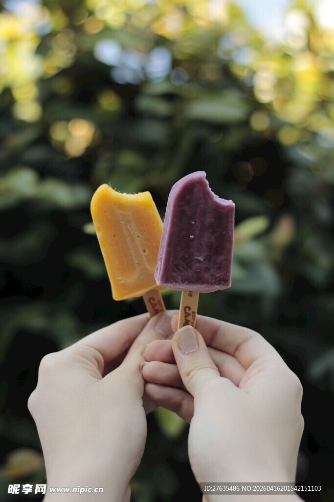 双手持彩色冰棍