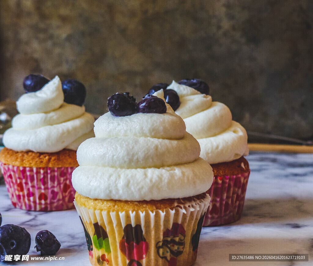 美味纸杯蛋糕配蓝莓