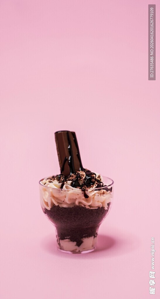 粉色背景下的美味巧克力甜点