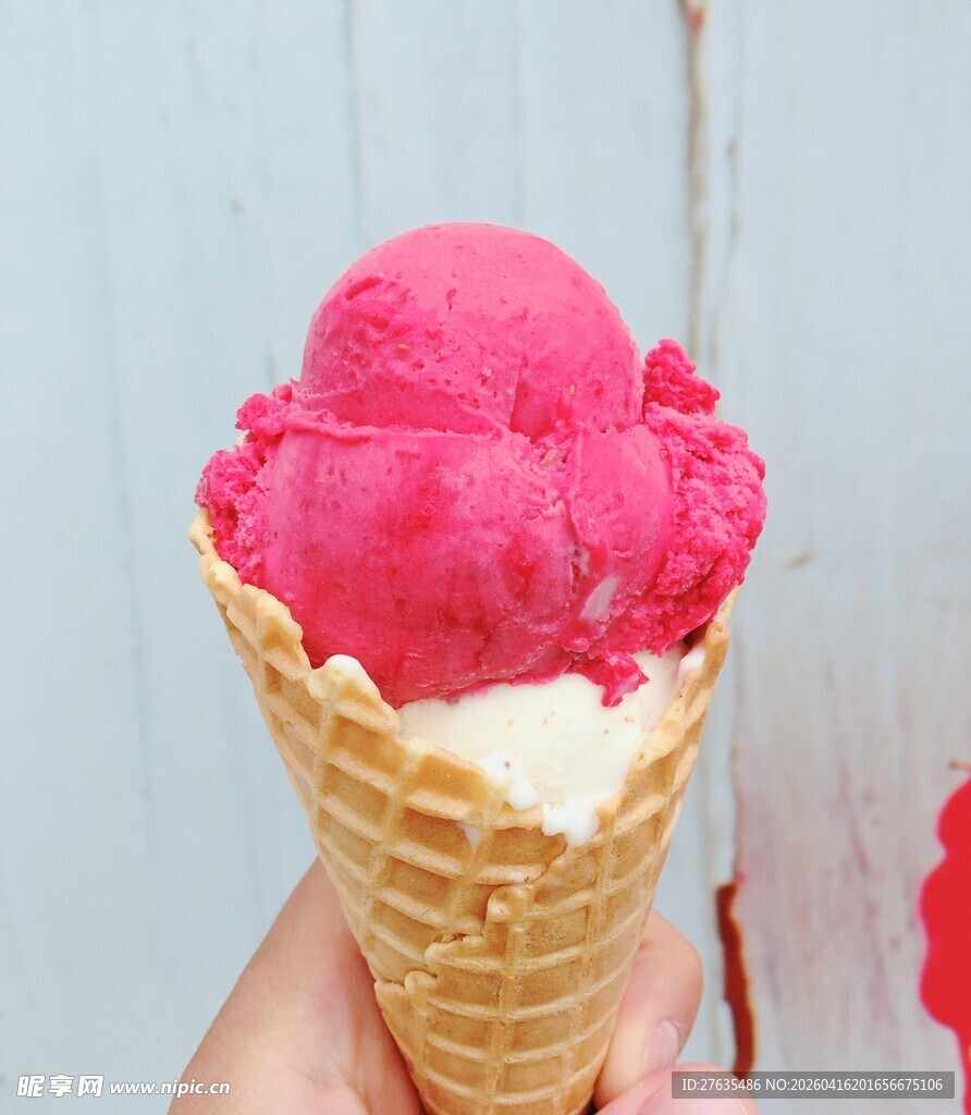 手持粉色冰淇淋甜筒