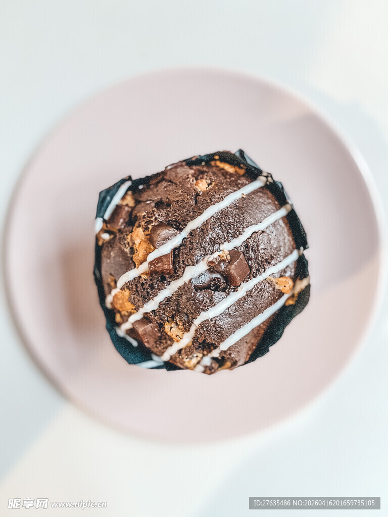 粉色盘装巧克力味甜点