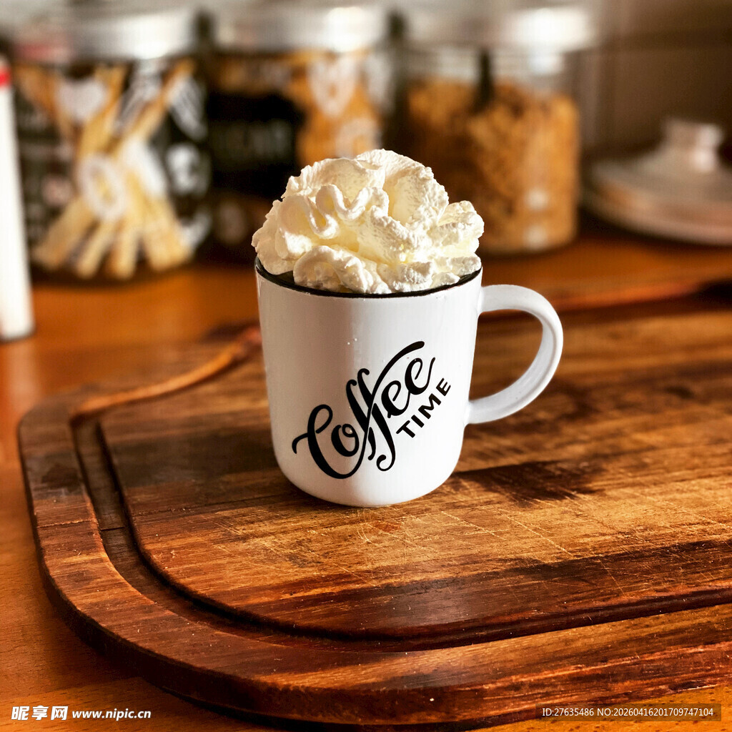 咖啡杯装咖啡配奶油