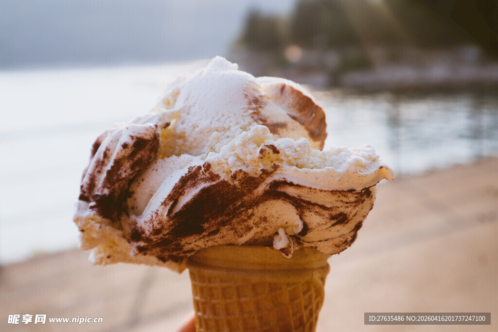 湖畔美味冰淇淋甜筒