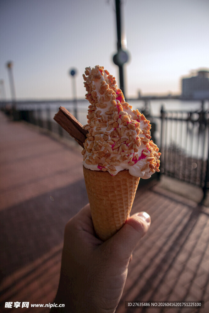 手持甜筒于户外美好瞬间