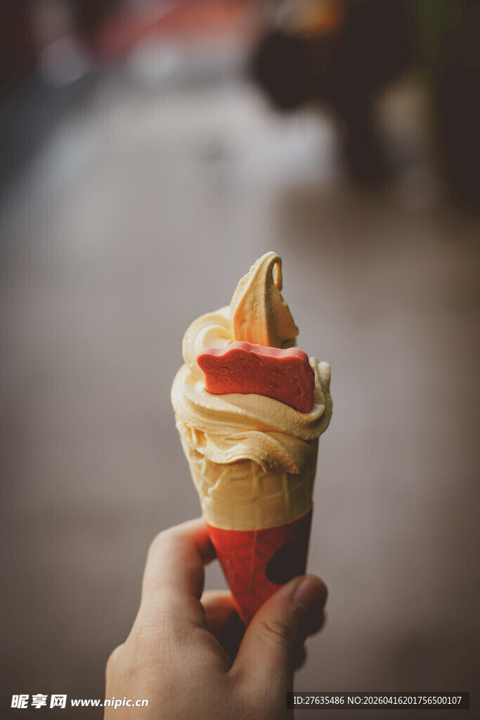 手持美味双色冰淇淋