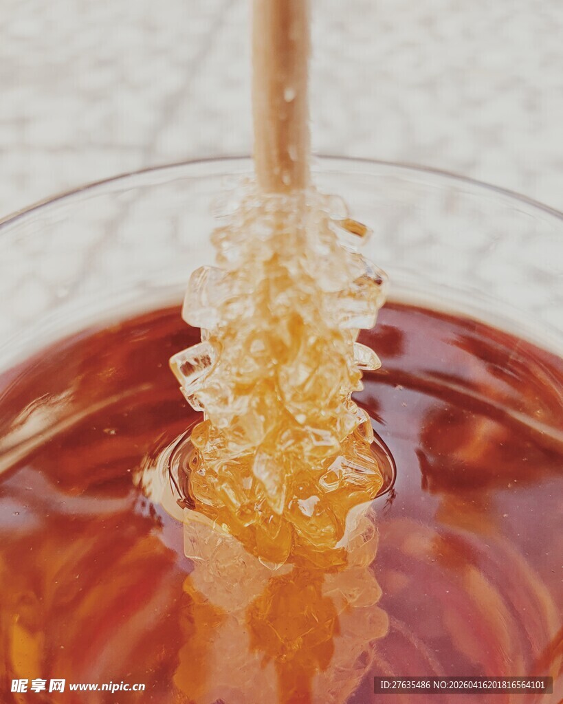 蜂蜜棒蘸取琥珀色蜂蜜
