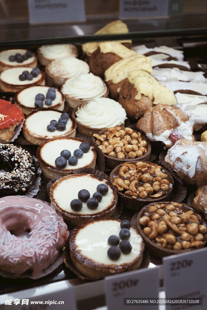 多样美味糕点陈列展示