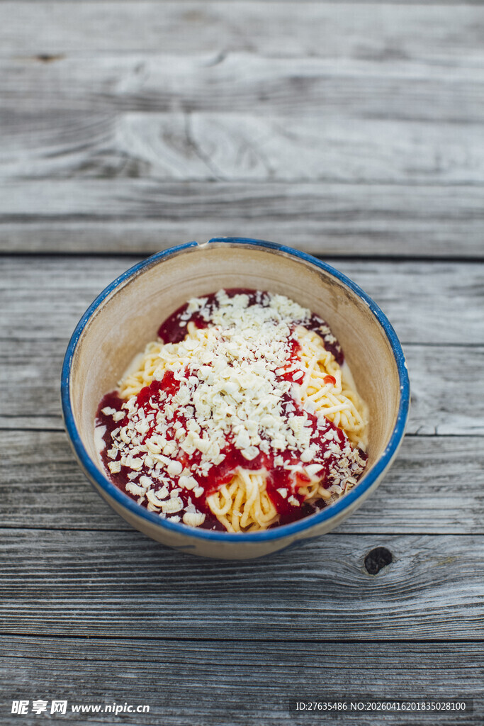 木桌上碗装缤纷水果燕麦