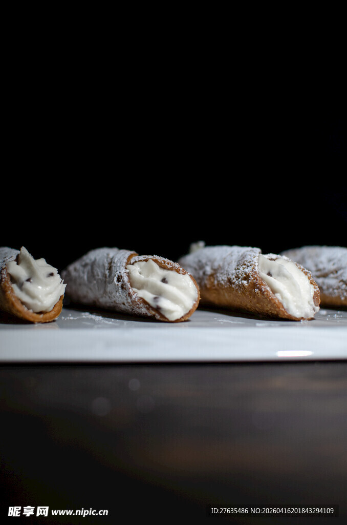 美味甜点排列展示