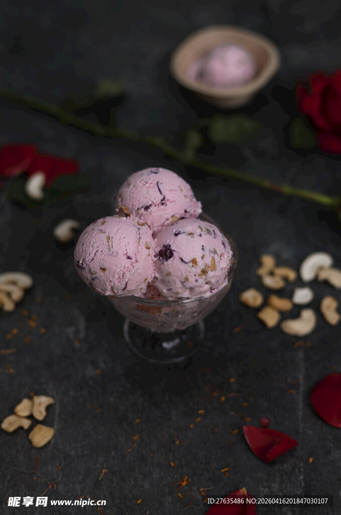 粉色美味冰淇淋