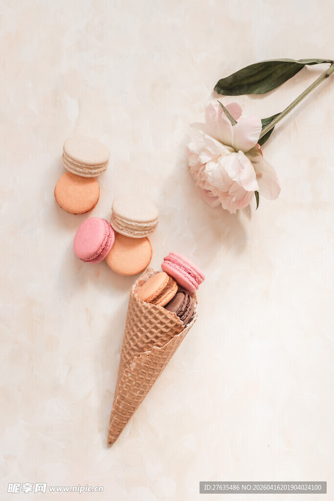马卡龙与甜筒的甜蜜组合