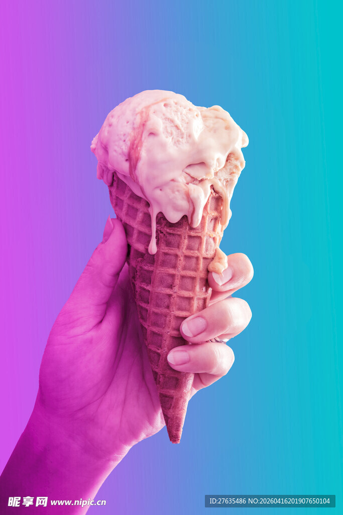 手捧美味冰淇淋