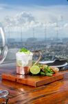 窗边的清爽鸡尾酒