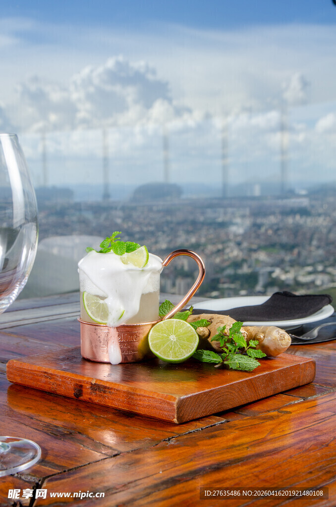窗边的清爽鸡尾酒