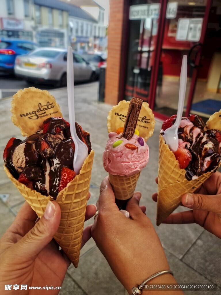 多样美味冰淇淋待品尝