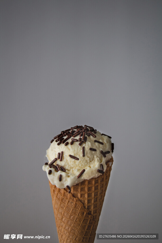 美味巧克力屑冰淇淋甜筒