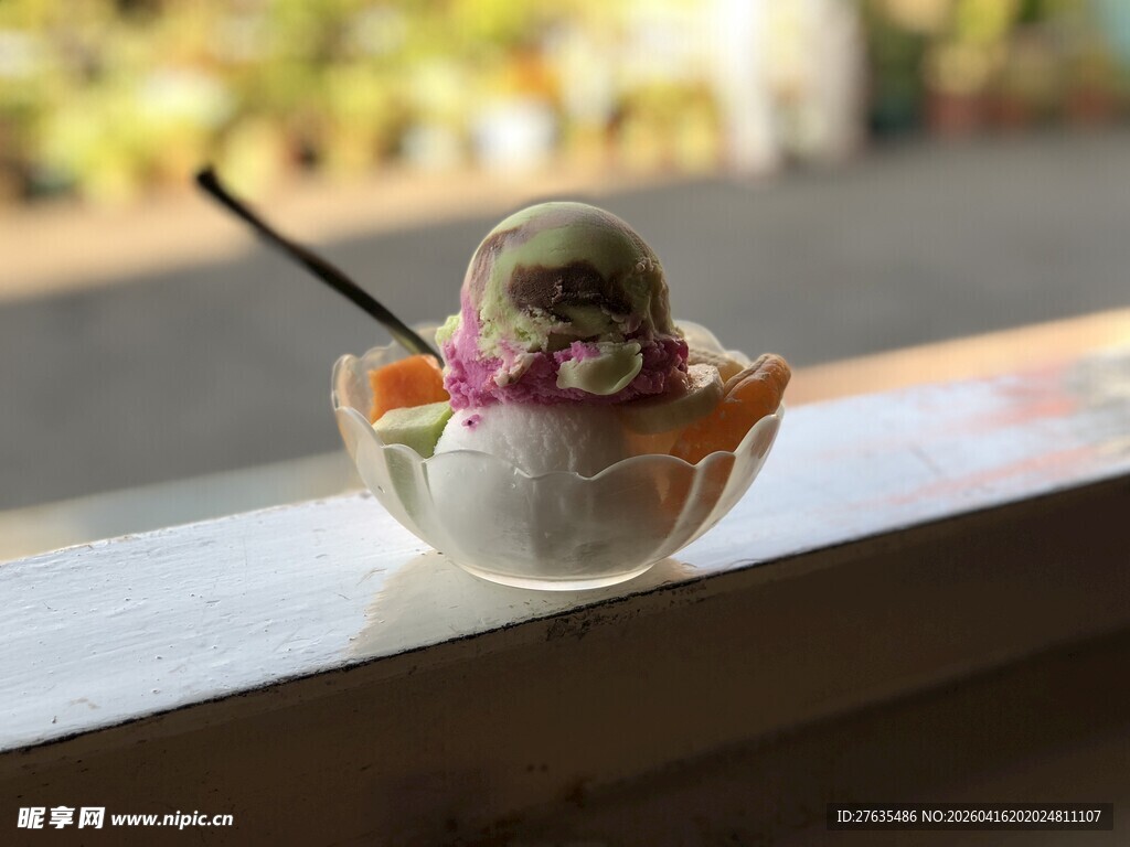 精致玻璃碗装多彩冰淇淋