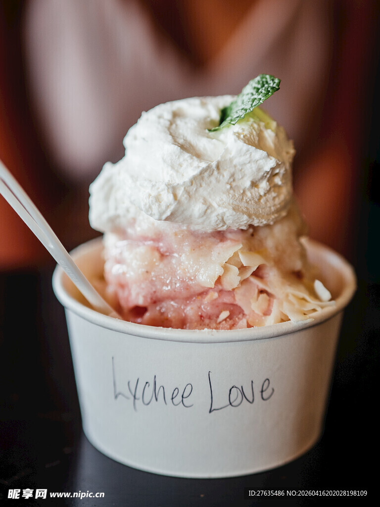 美味草莓冰淇淋