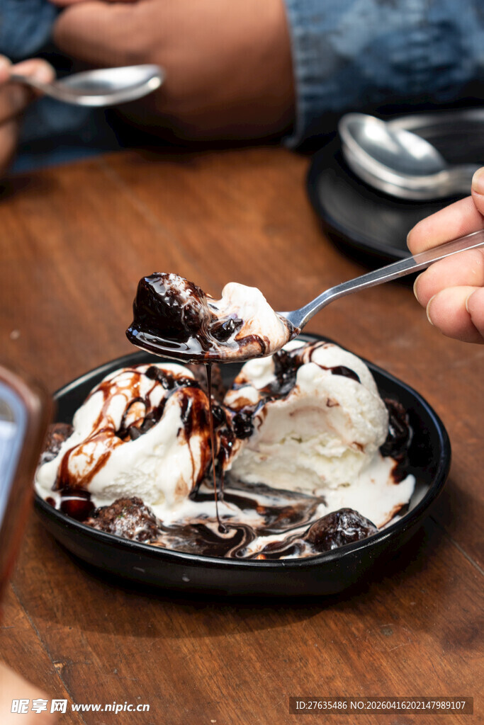 美味巧克力淋面冰淇淋