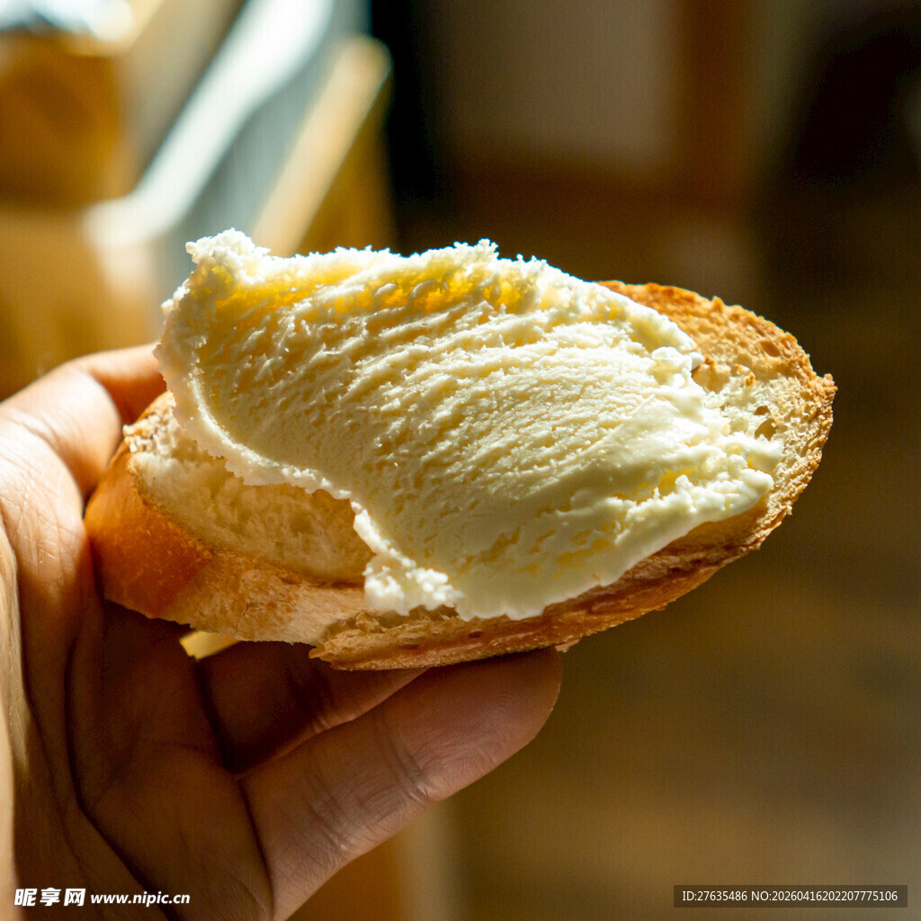 手捧涂有黄油的面包