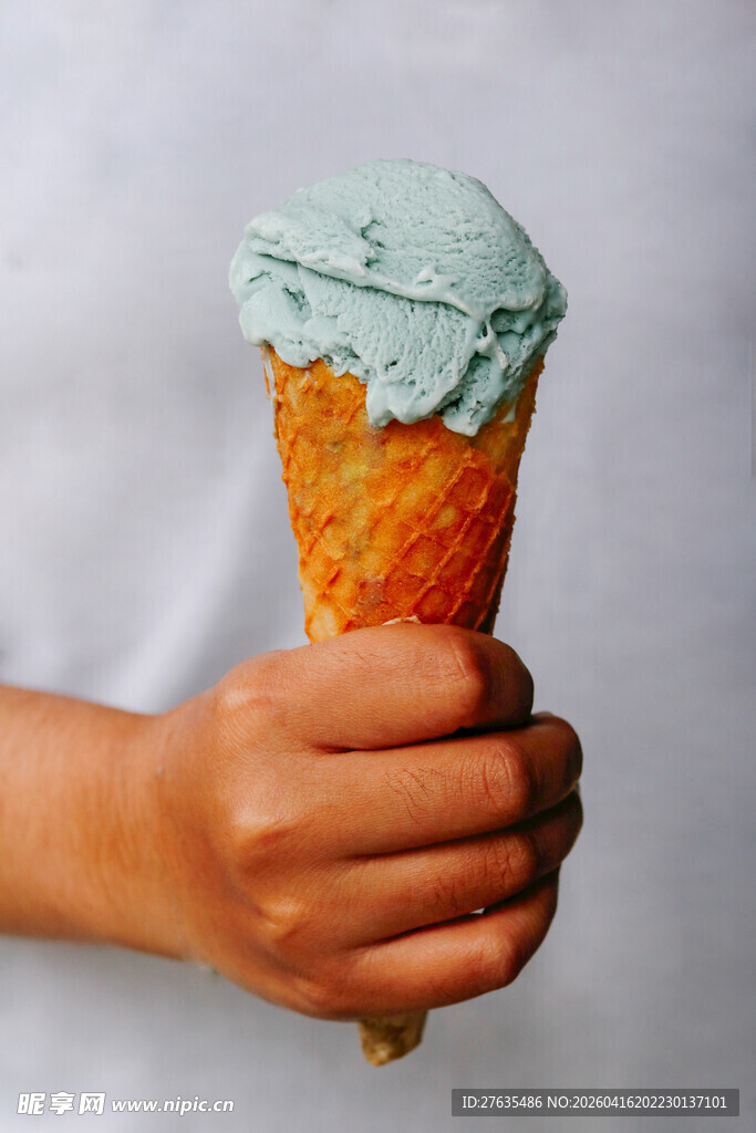 手持冰淇淋甜筒
