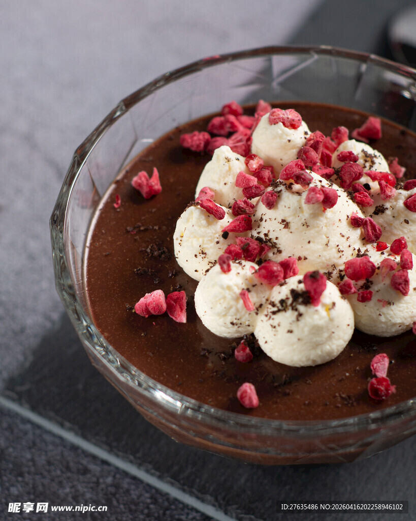 巧克力甜点配奶油与石榴籽