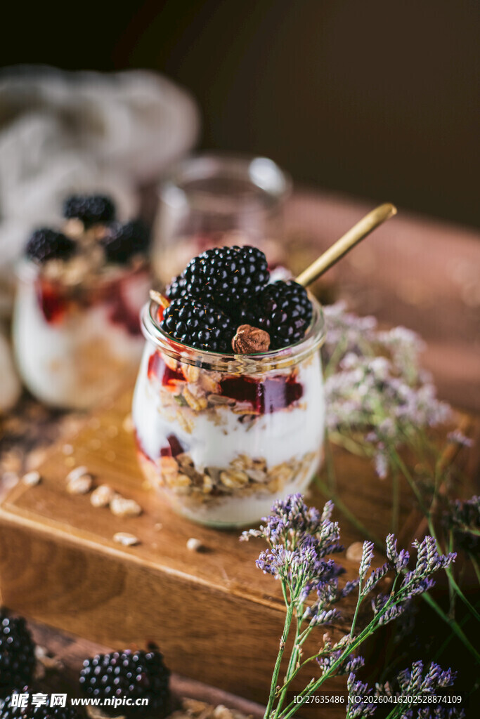 美味浆果酸奶杯