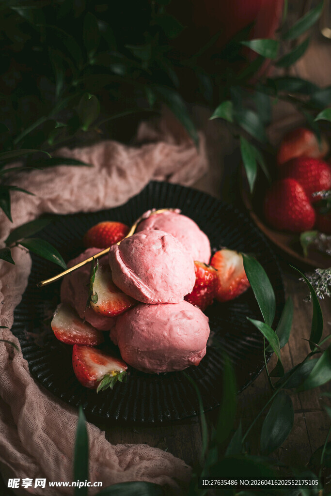 粉色冰淇淋配新鲜草莓
