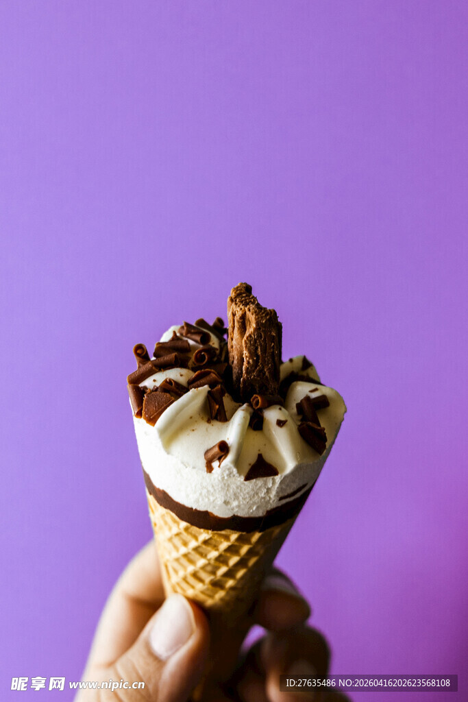 手持美味冰淇淋甜筒