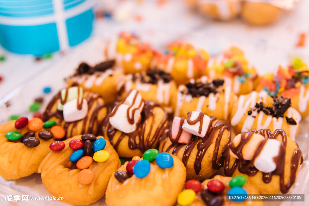 多彩糖霜装饰的美味糕点