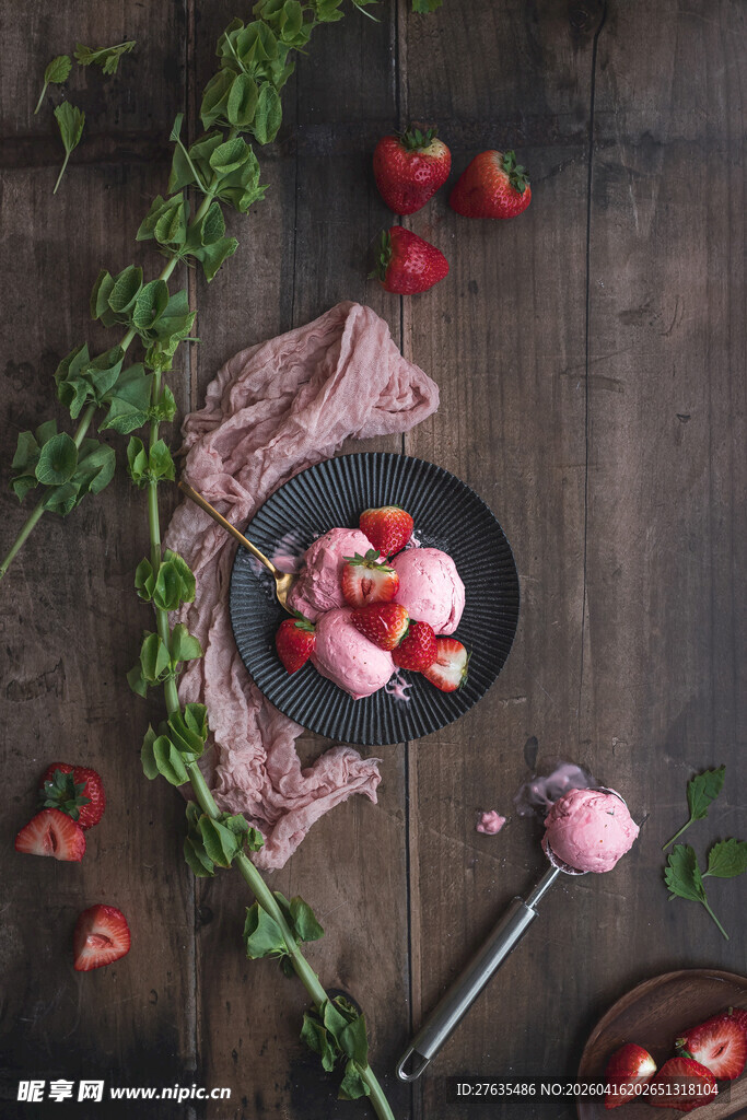 木质桌上的草莓冰淇淋
