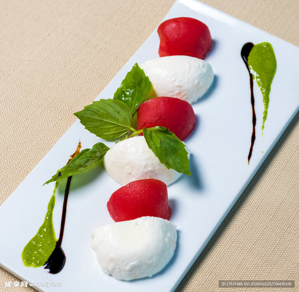 草莓马苏里拉奶酪摆盘