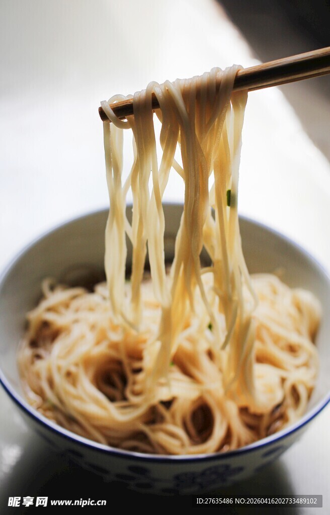 美味面条被筷子挑起