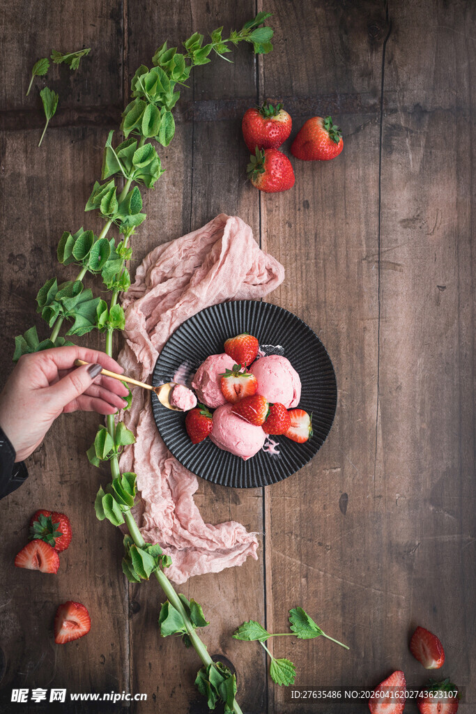 手舀盘中草莓的温馨画面