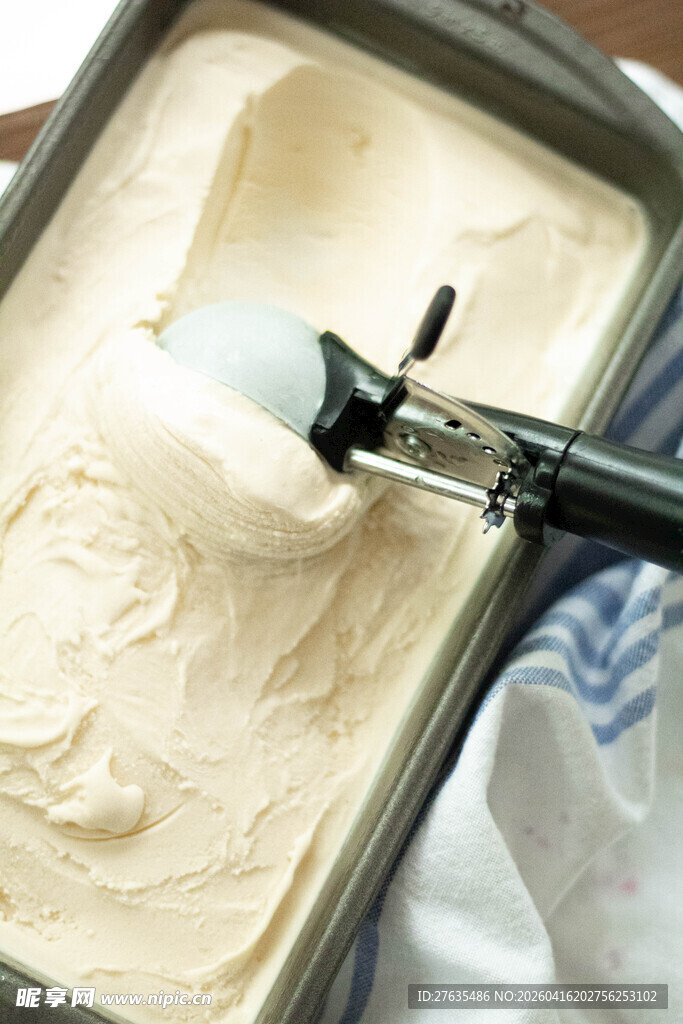 美味冰淇淋一勺舀起