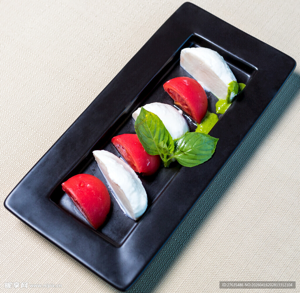 草莓马苏里拉奶酪拼盘