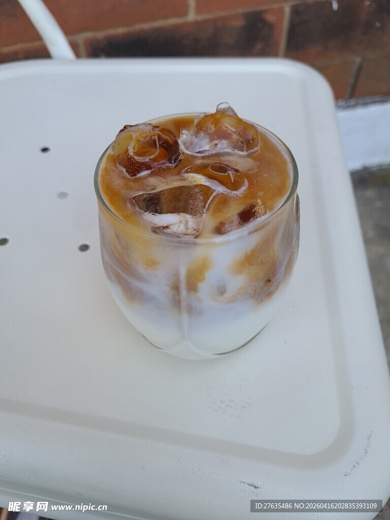 玻璃杯中装的分层饮品